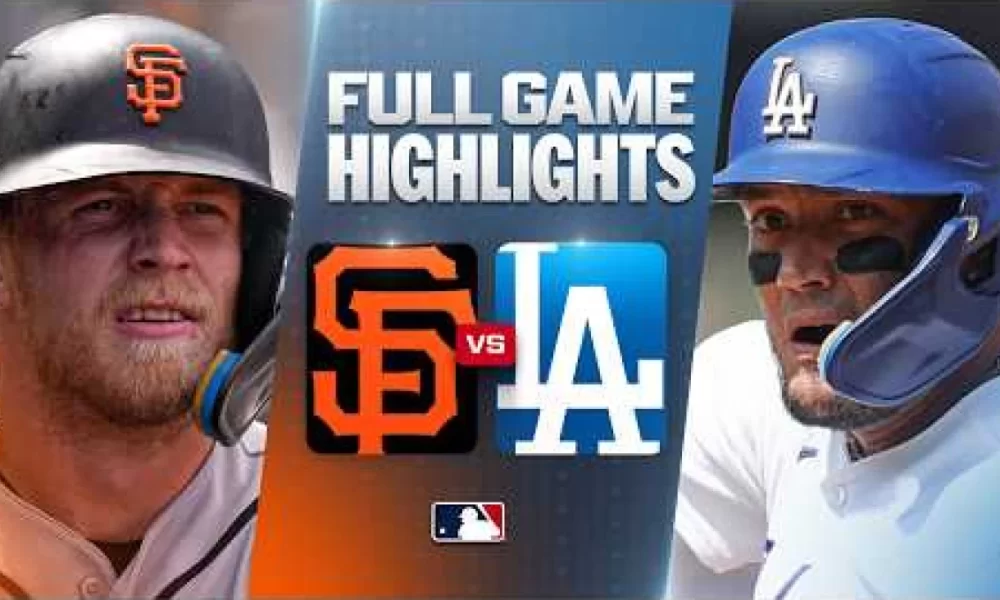 Jugadores de los Dodgers de Los Ángeles celebran en el terreno