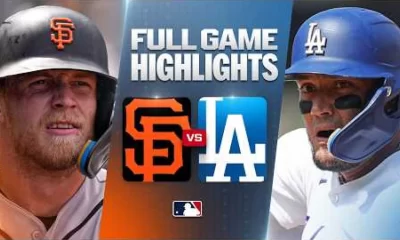 Jugadores de los Dodgers de Los Ángeles celebran en el terreno
