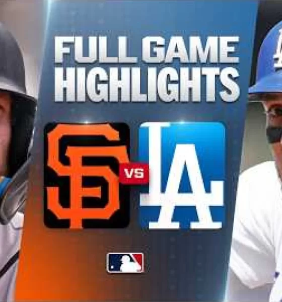 Jugadores de los Dodgers de Los Ángeles celebran en el terreno