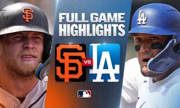 Jugadores de los Dodgers de Los Ángeles celebran en el terreno