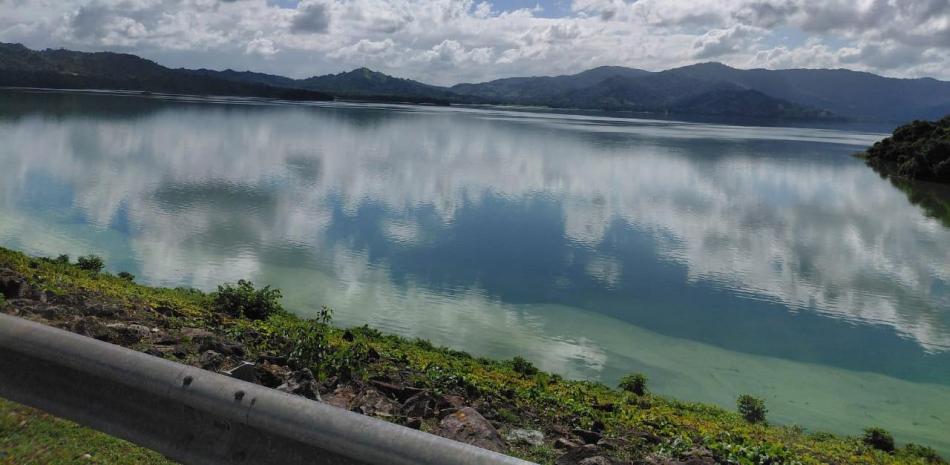 Floración de cianobacterias visible en el embalse de Hatillo