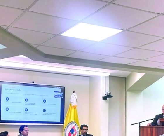 Fabricio Gómez Mazara presenta estudio sobre tasas de microcrédito