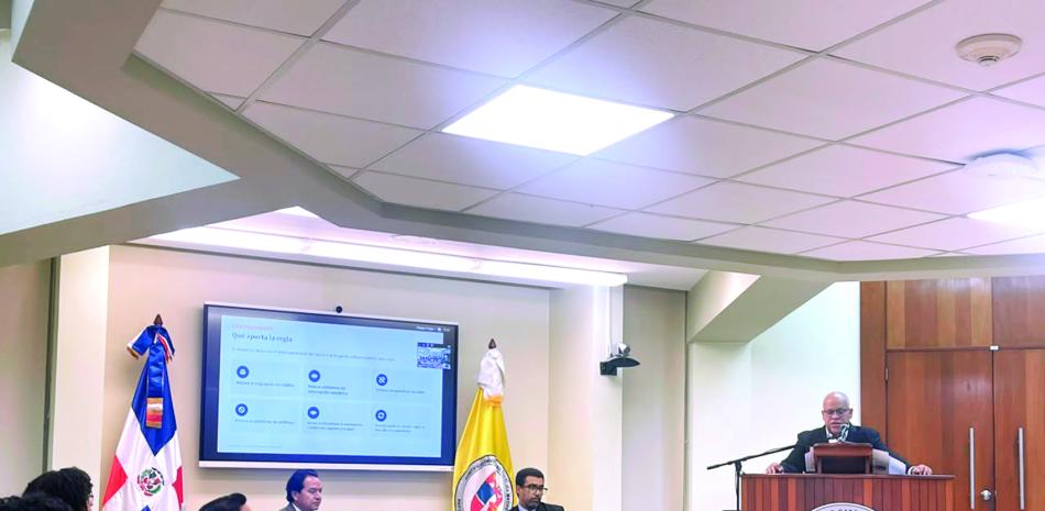 Fabricio Gómez Mazara presenta estudio sobre tasas de microcrédito