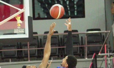 Jugadores de Bameso y Mauricio Báez durante el TBS Distrito 2026