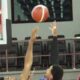 Jugadores de Bameso y Mauricio Báez durante el TBS Distrito 2026