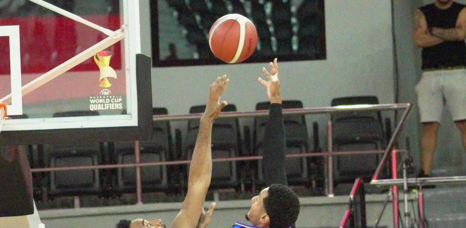 Jugadores de Bameso y Mauricio Báez durante el TBS Distrito 2026
