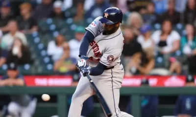 Yordan Álvarez batea durante el partido de Astros y Marineros