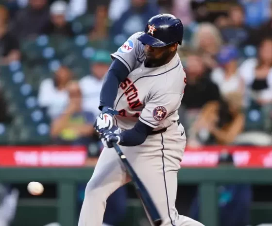 Yordan Álvarez batea durante el partido de Astros y Marineros
