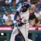 Yordan Álvarez batea durante el partido de Astros y Marineros
