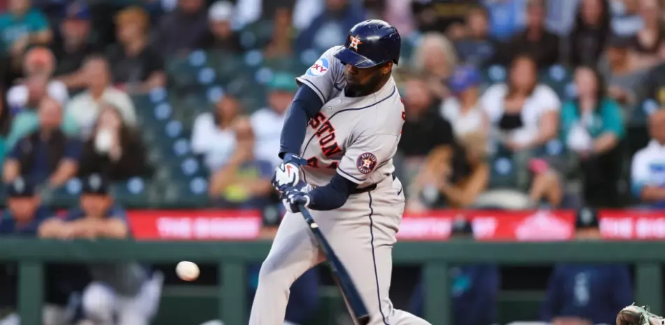 Yordan Álvarez batea durante el partido de Astros y Marineros