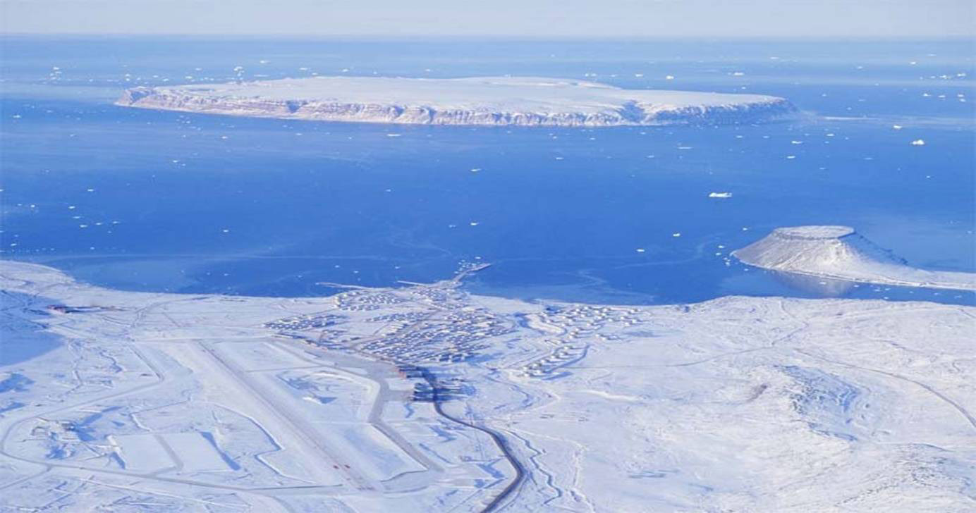 Vista aérea de la base estadounidense Pituffik, antes llamada Thule, en Groenlandia, archivo