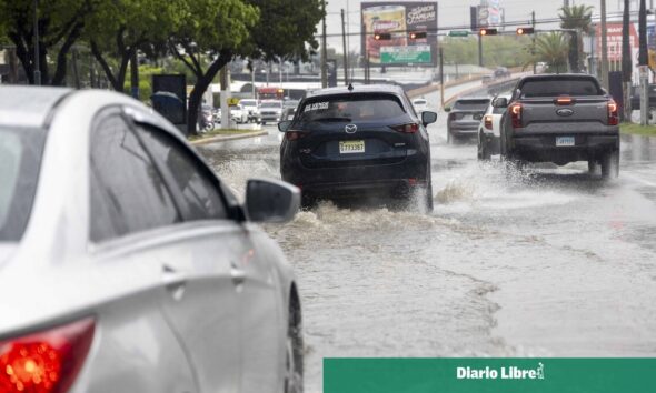 Vehículos circulan bajo la lluvia en el Gran Santo Domingo