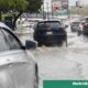 Vehículos circulan bajo la lluvia en el Gran Santo Domingo