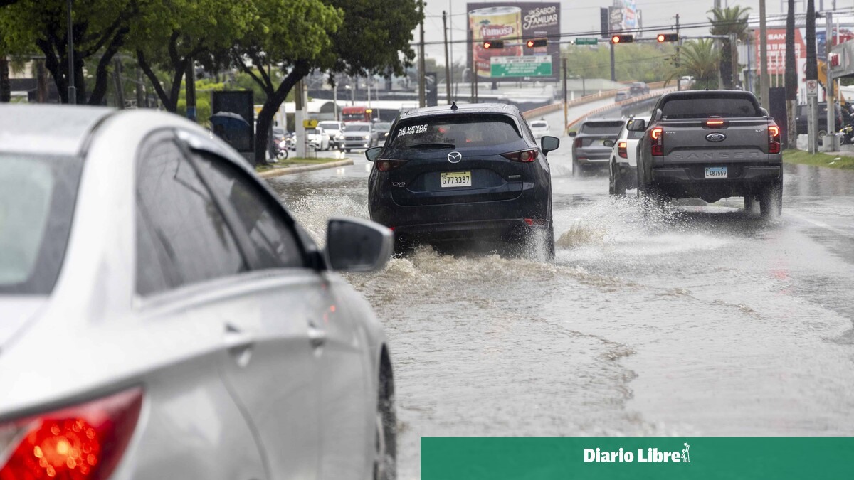 Vehículos circulan bajo la lluvia en el Gran Santo Domingo