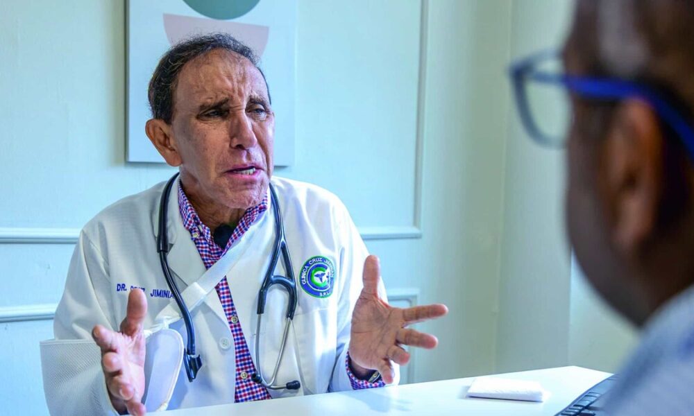 Doctor Félix Antonio Cruz Jiminián en su centro médico de Cristo Rey