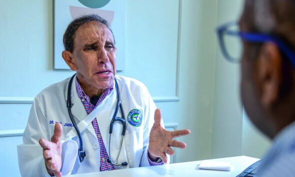 Doctor Félix Antonio Cruz Jiminián en su centro médico de Cristo Rey