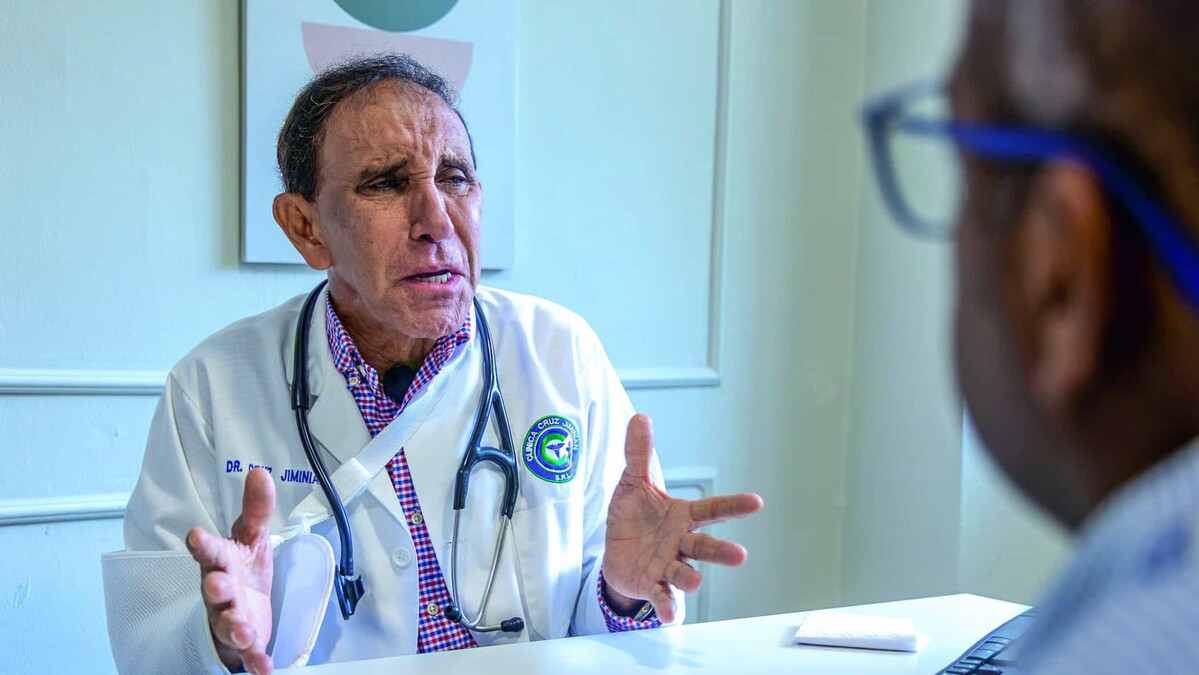Doctor Félix Antonio Cruz Jiminián en su centro médico de Cristo Rey